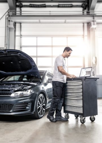 mechaniker_mit_laptop